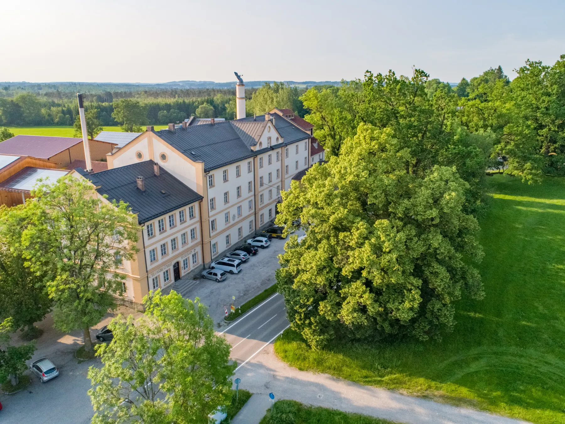 Die Schlossbrauerei Maxlrain aus der Vogelperspektive